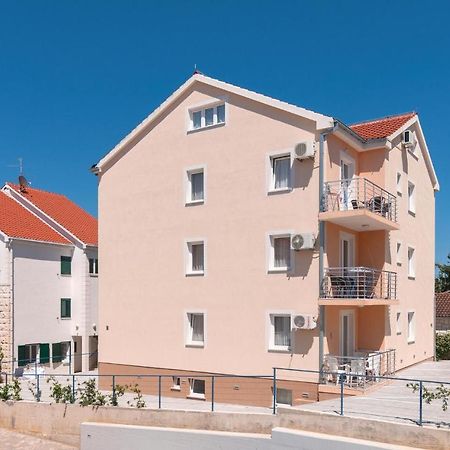 Cozy Apartment In Supetar With Kitchen Bagian luar foto