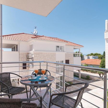 Cozy Apartment In Supetar With Kitchen Bagian luar foto