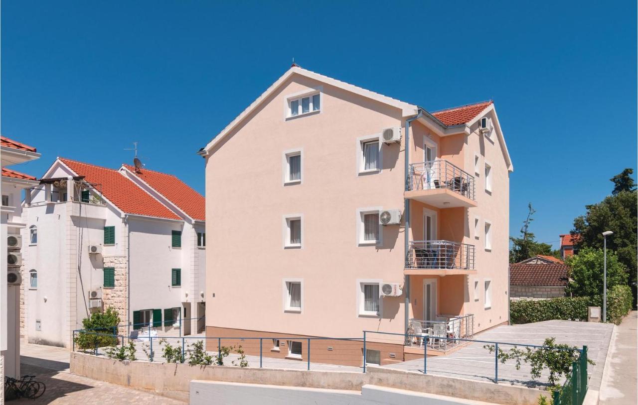 Cozy Apartment In Supetar With Kitchen Bagian luar foto