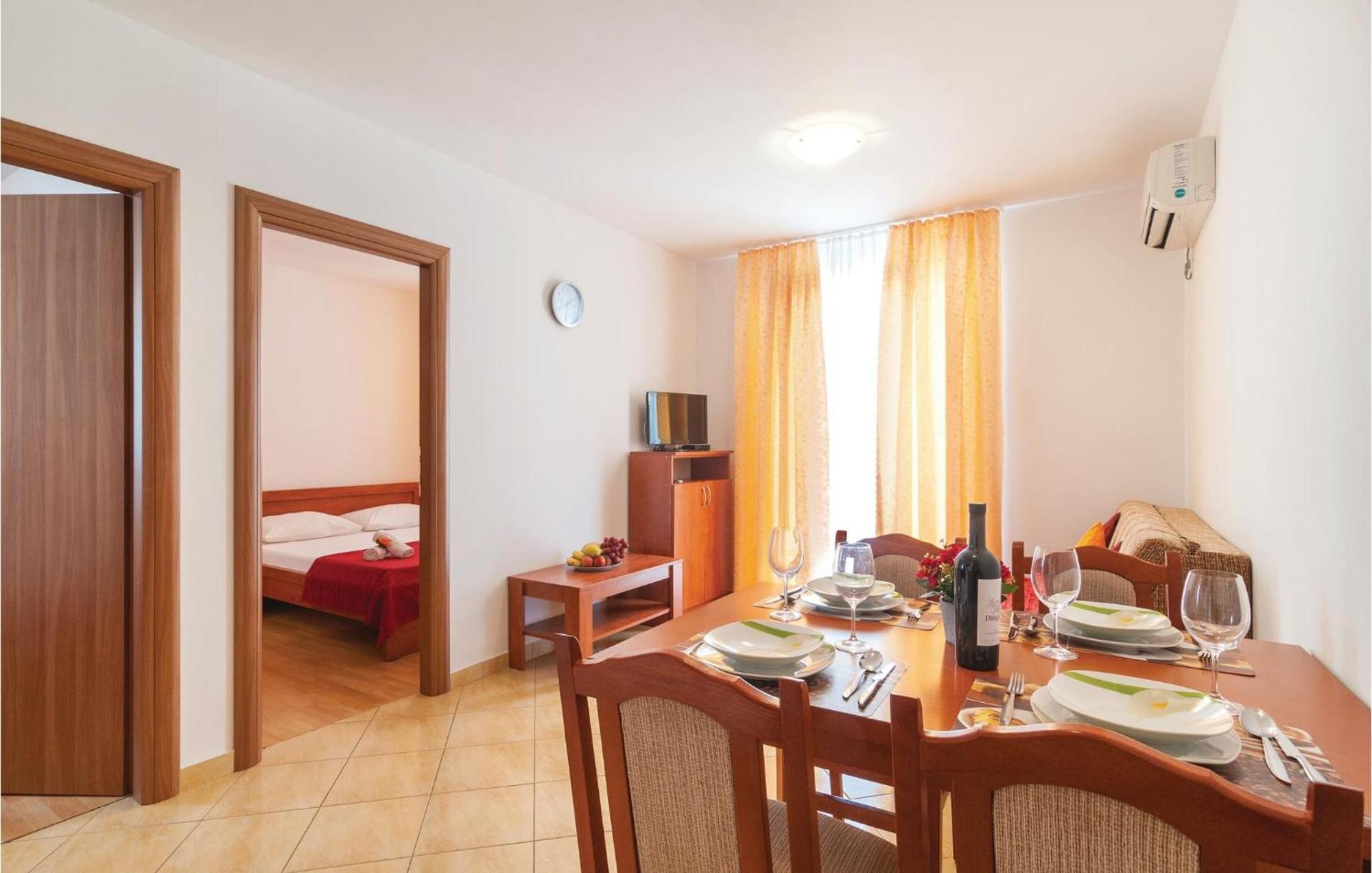 Cozy Apartment In Supetar With Kitchen Bagian luar foto