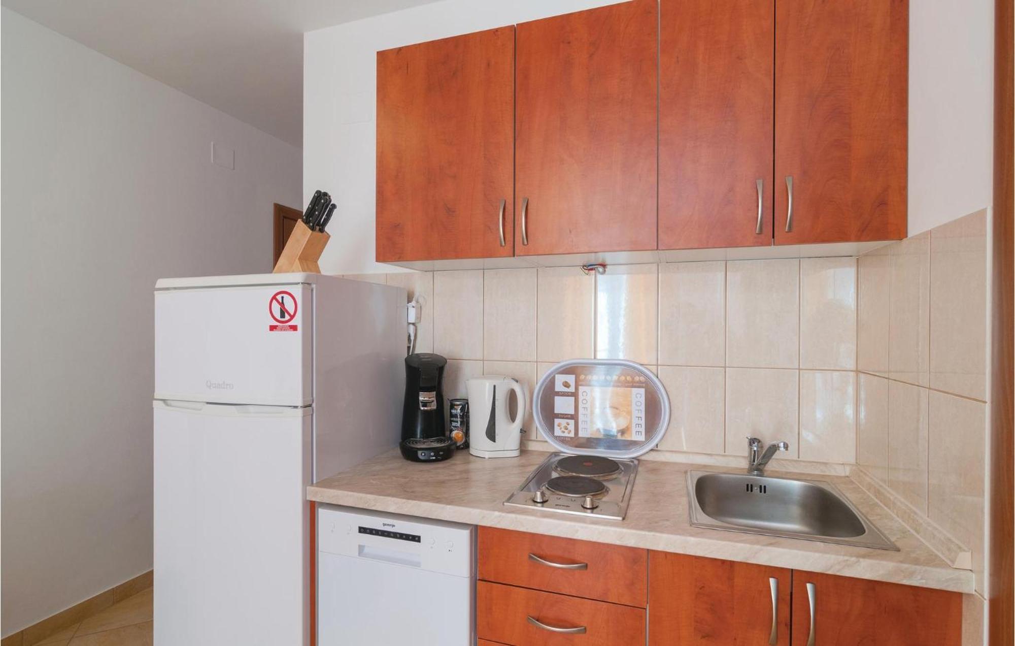Cozy Apartment In Supetar With Kitchen Bagian luar foto