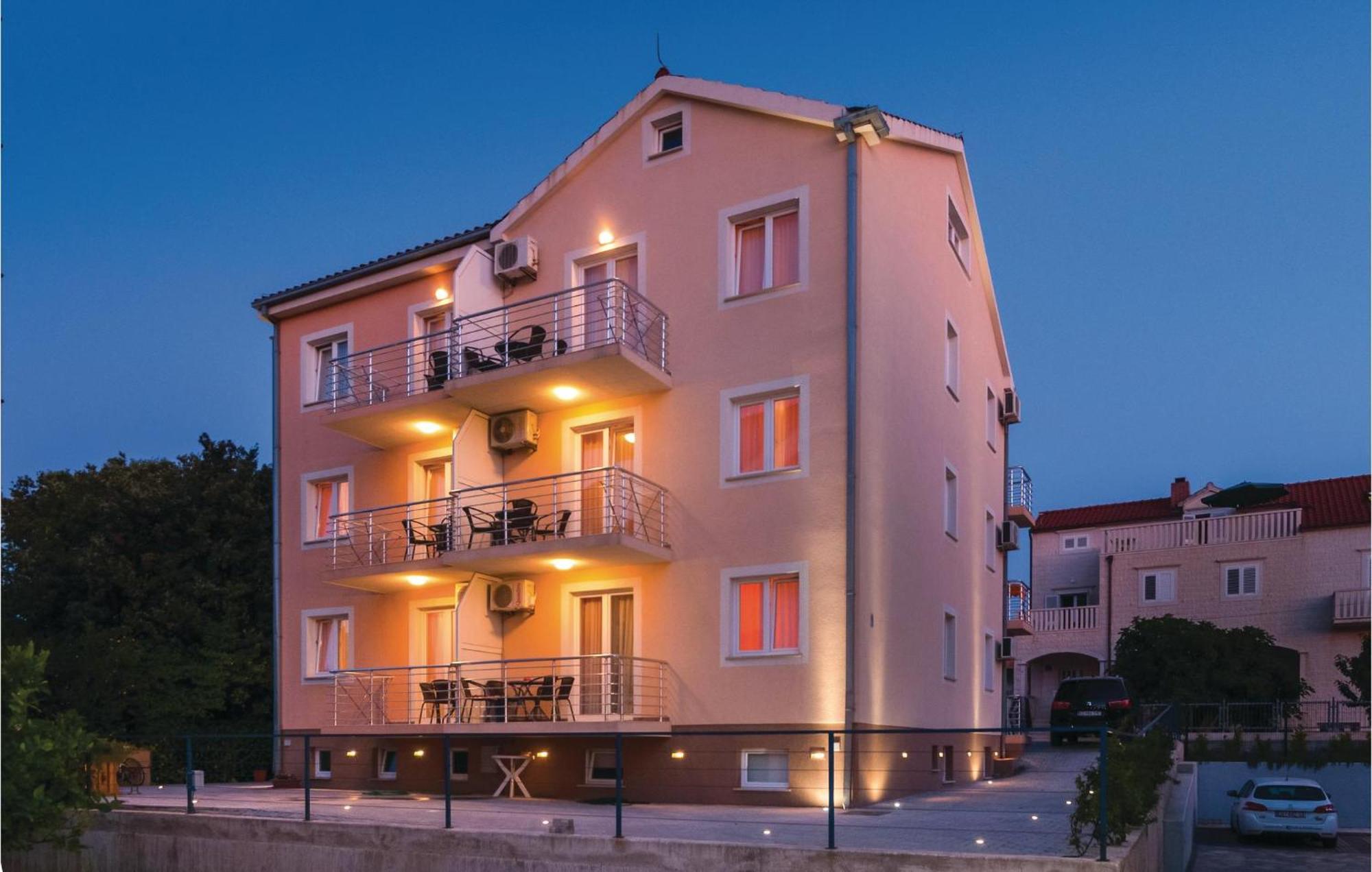 Cozy Apartment In Supetar With Kitchen Bagian luar foto