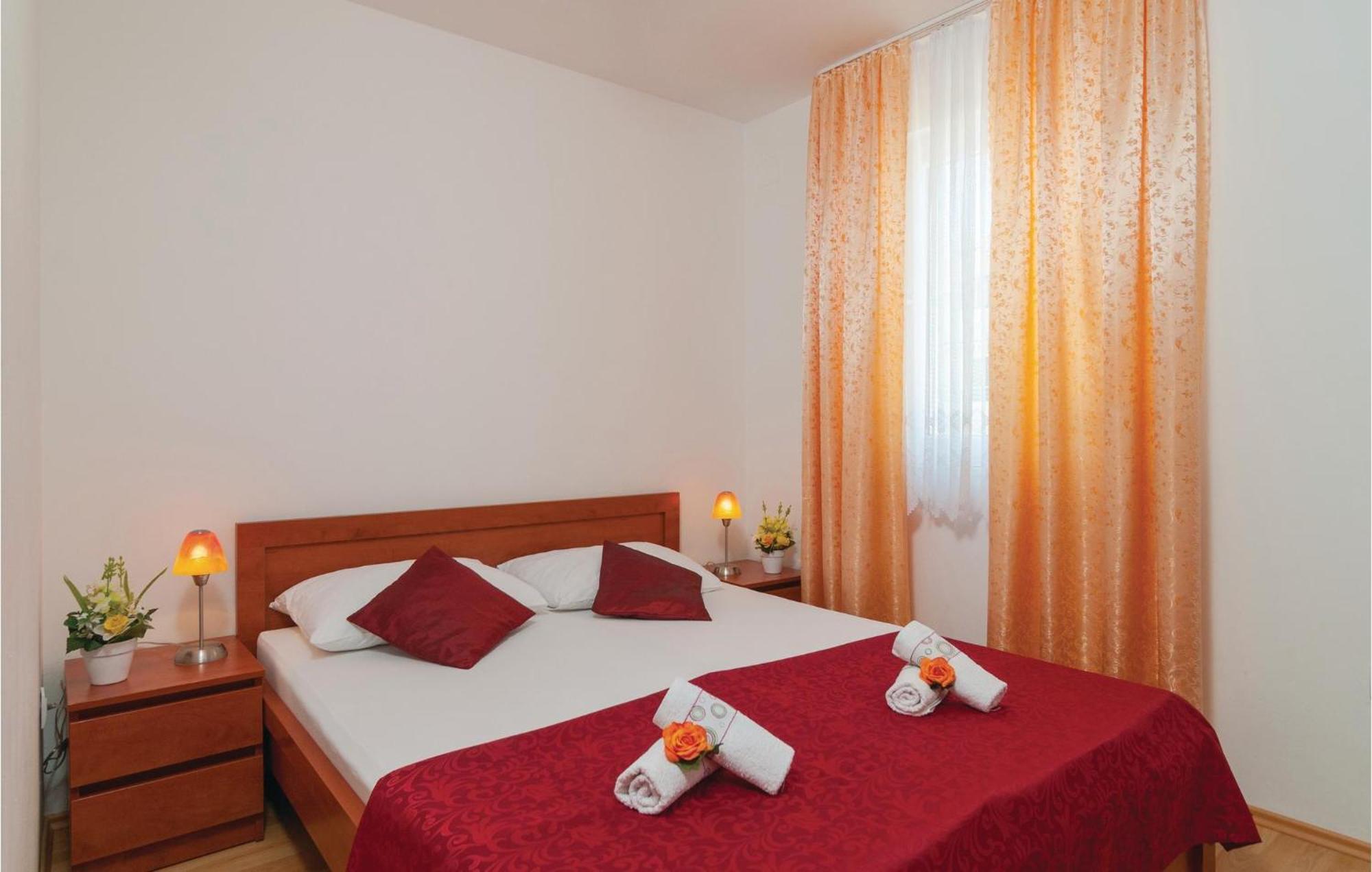 Cozy Apartment In Supetar With Kitchen Bagian luar foto
