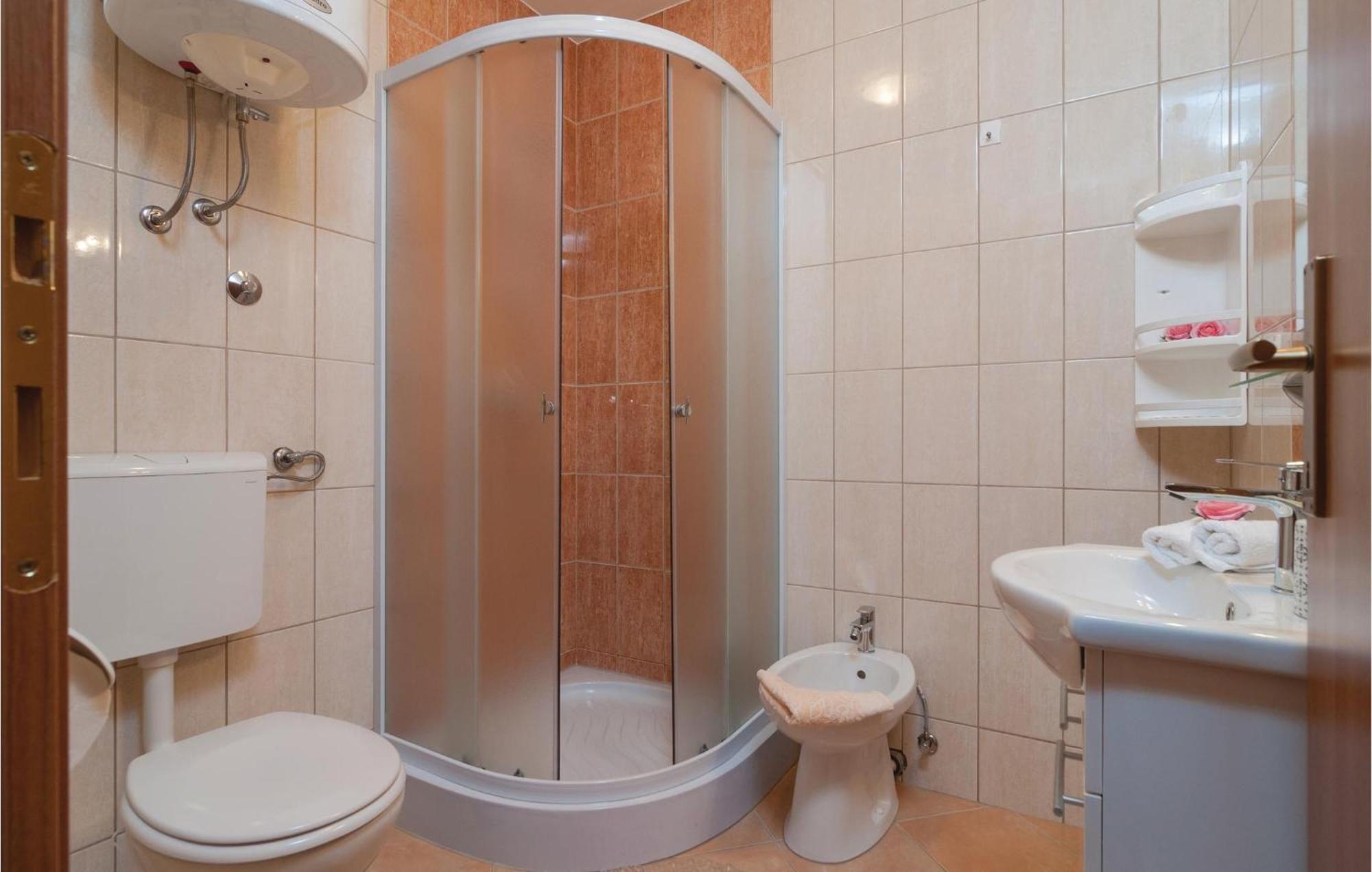 Cozy Apartment In Supetar With Kitchen Bagian luar foto