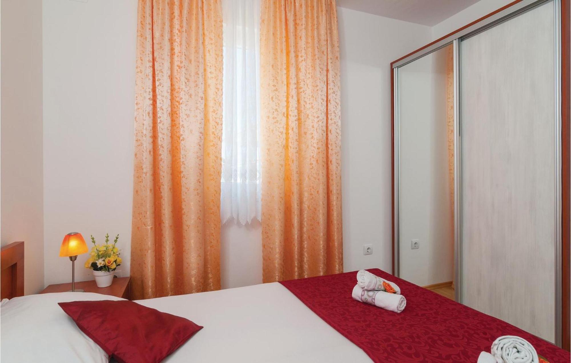 Cozy Apartment In Supetar With Kitchen Bagian luar foto