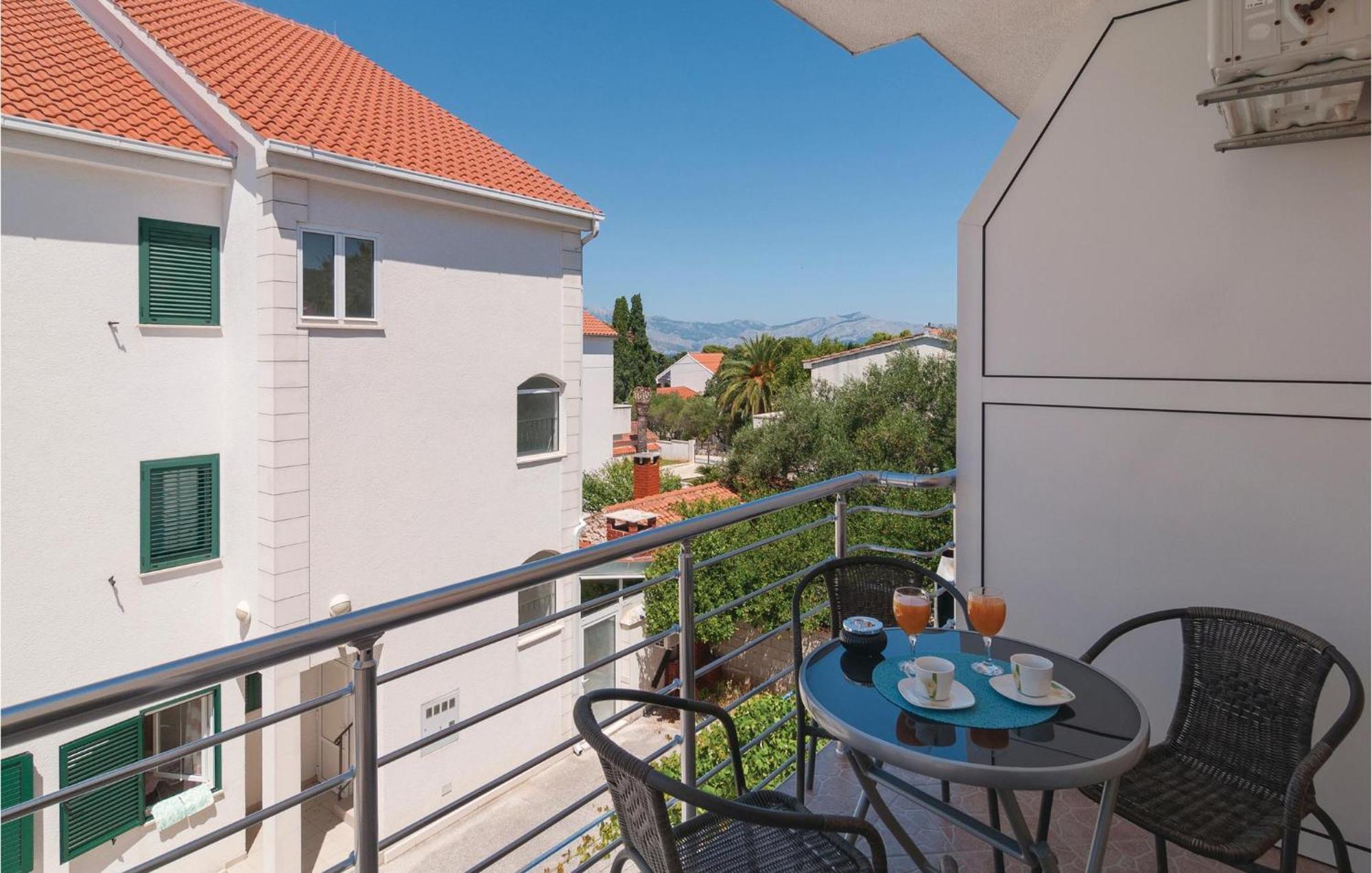 Cozy Apartment In Supetar With Kitchen Bagian luar foto