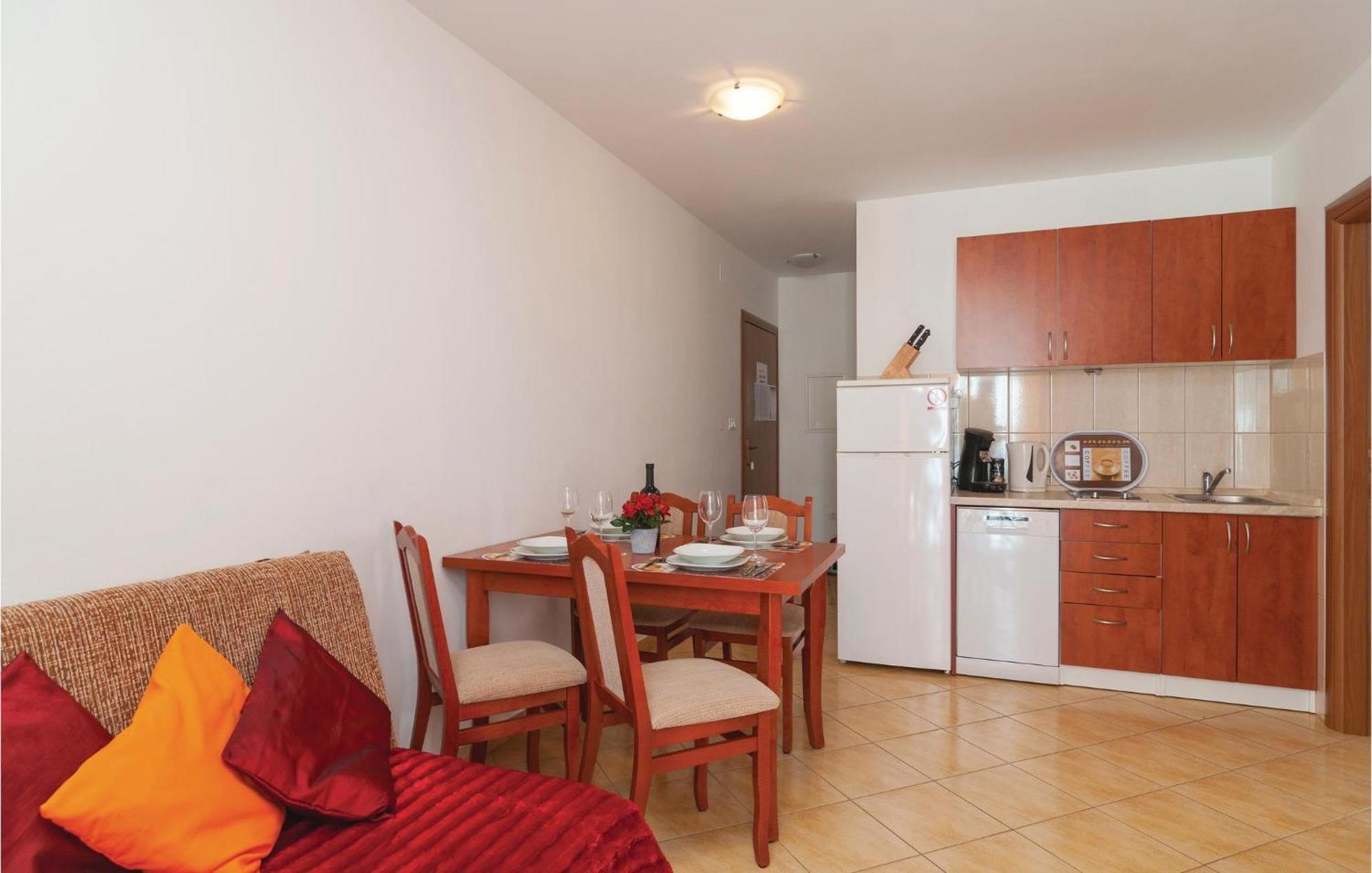 Cozy Apartment In Supetar With Kitchen Bagian luar foto