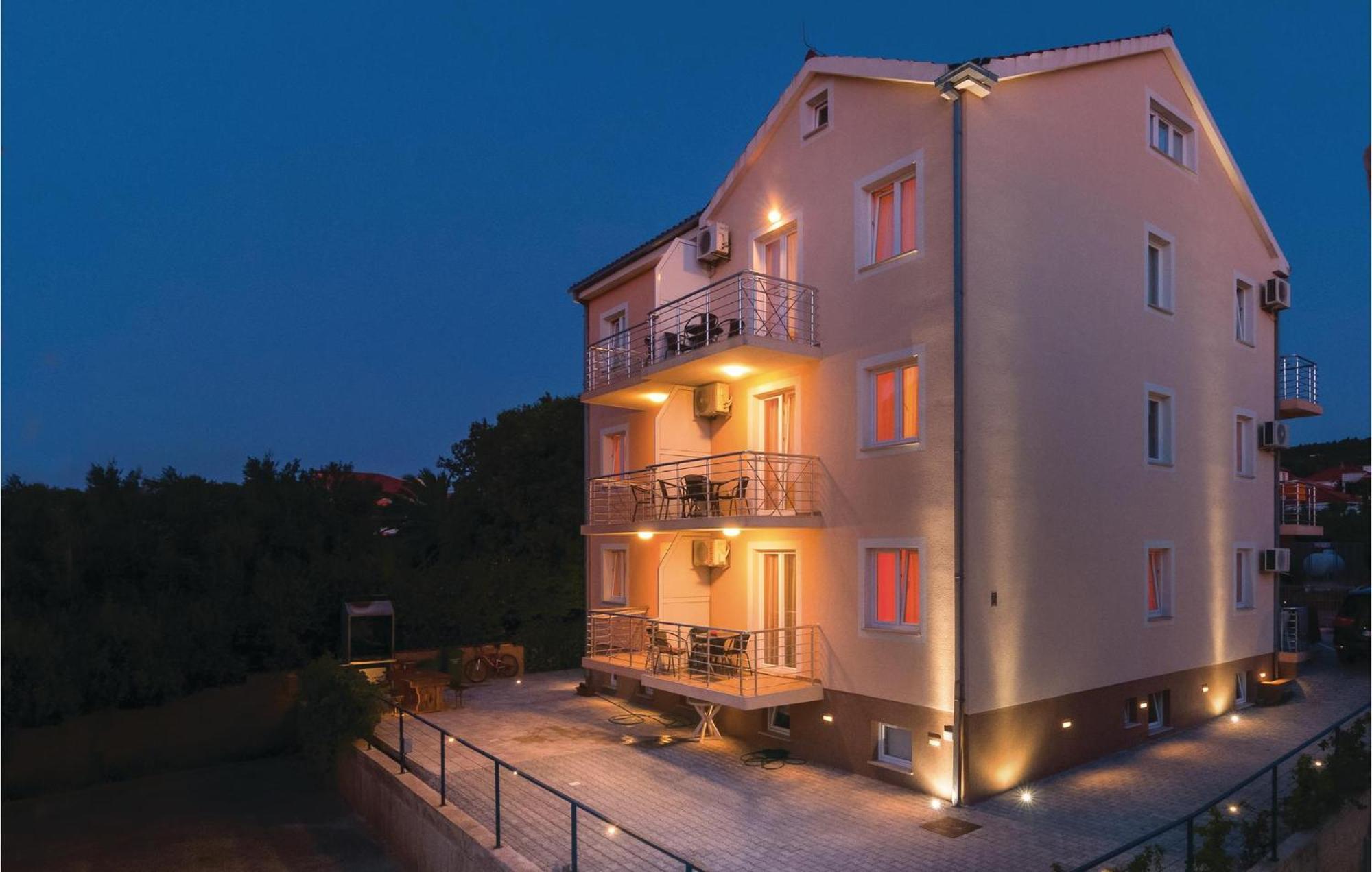 Cozy Apartment In Supetar With Kitchen Bagian luar foto