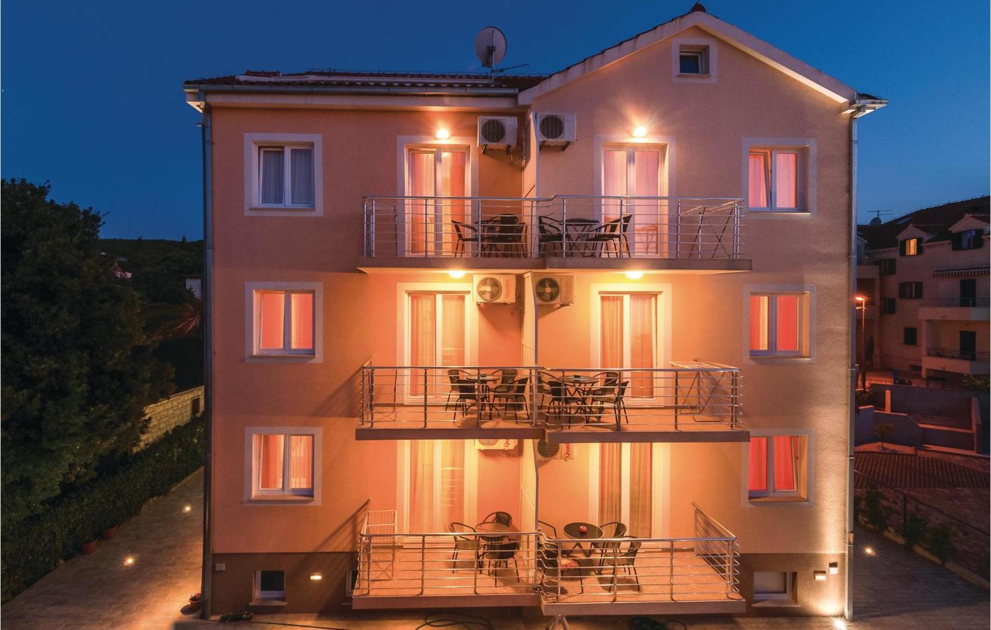 Cozy Apartment In Supetar With Kitchen Bagian luar foto