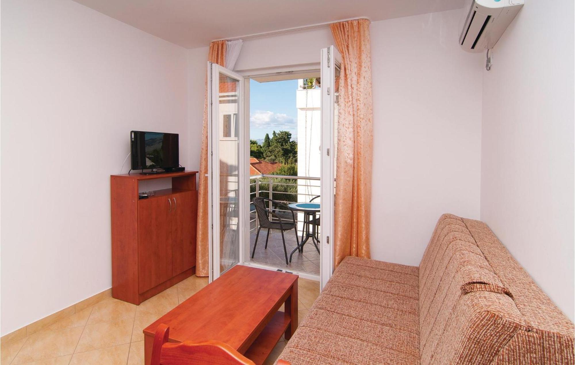 Cozy Apartment In Supetar With Kitchen Bagian luar foto
