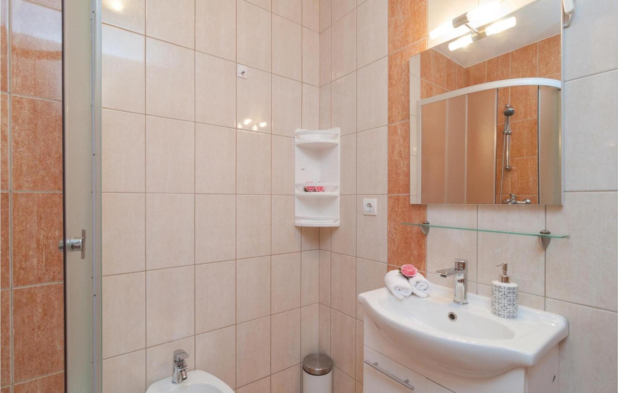 Cozy Apartment In Supetar With Kitchen Bagian luar foto