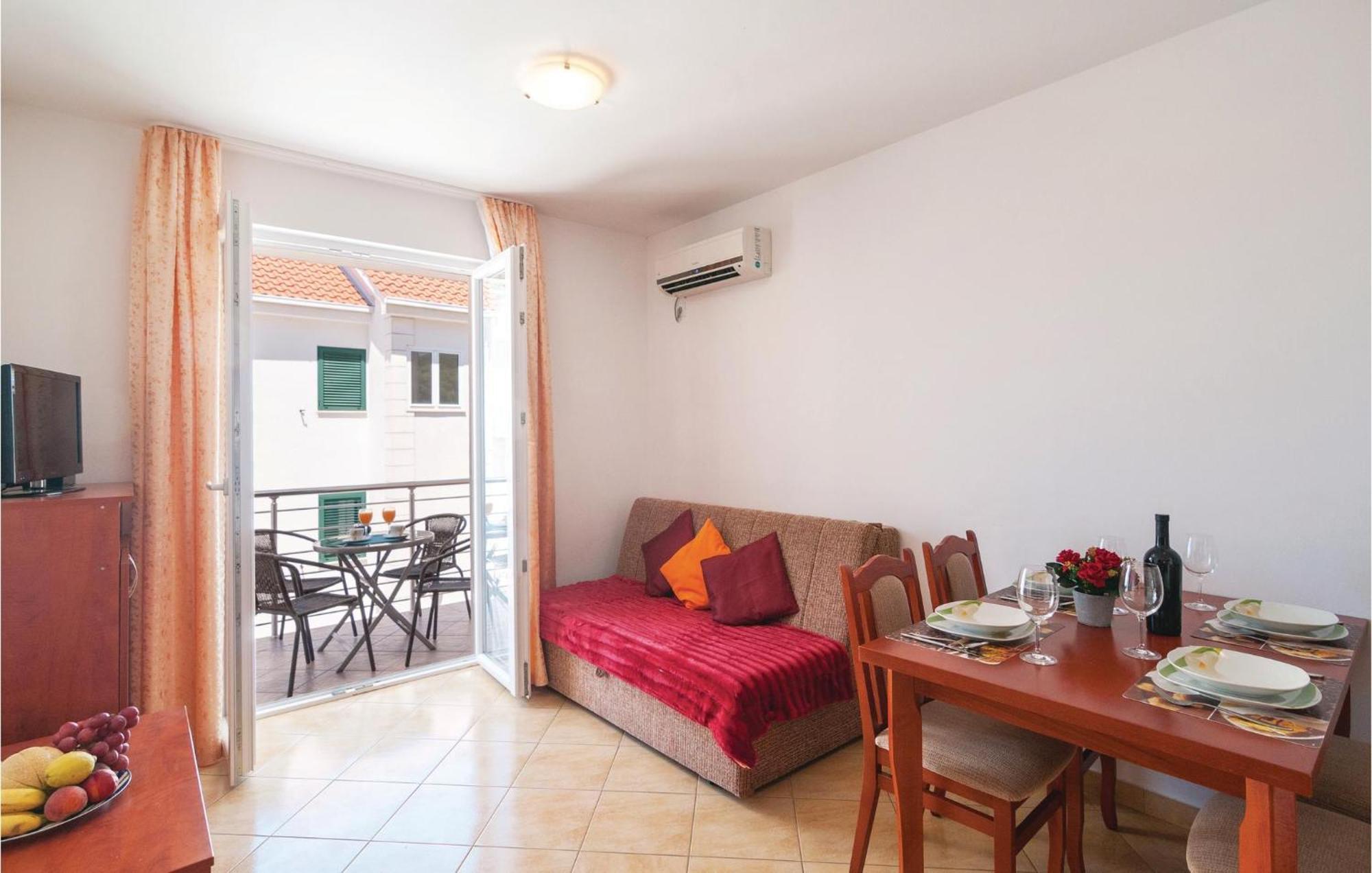 Cozy Apartment In Supetar With Kitchen Bagian luar foto