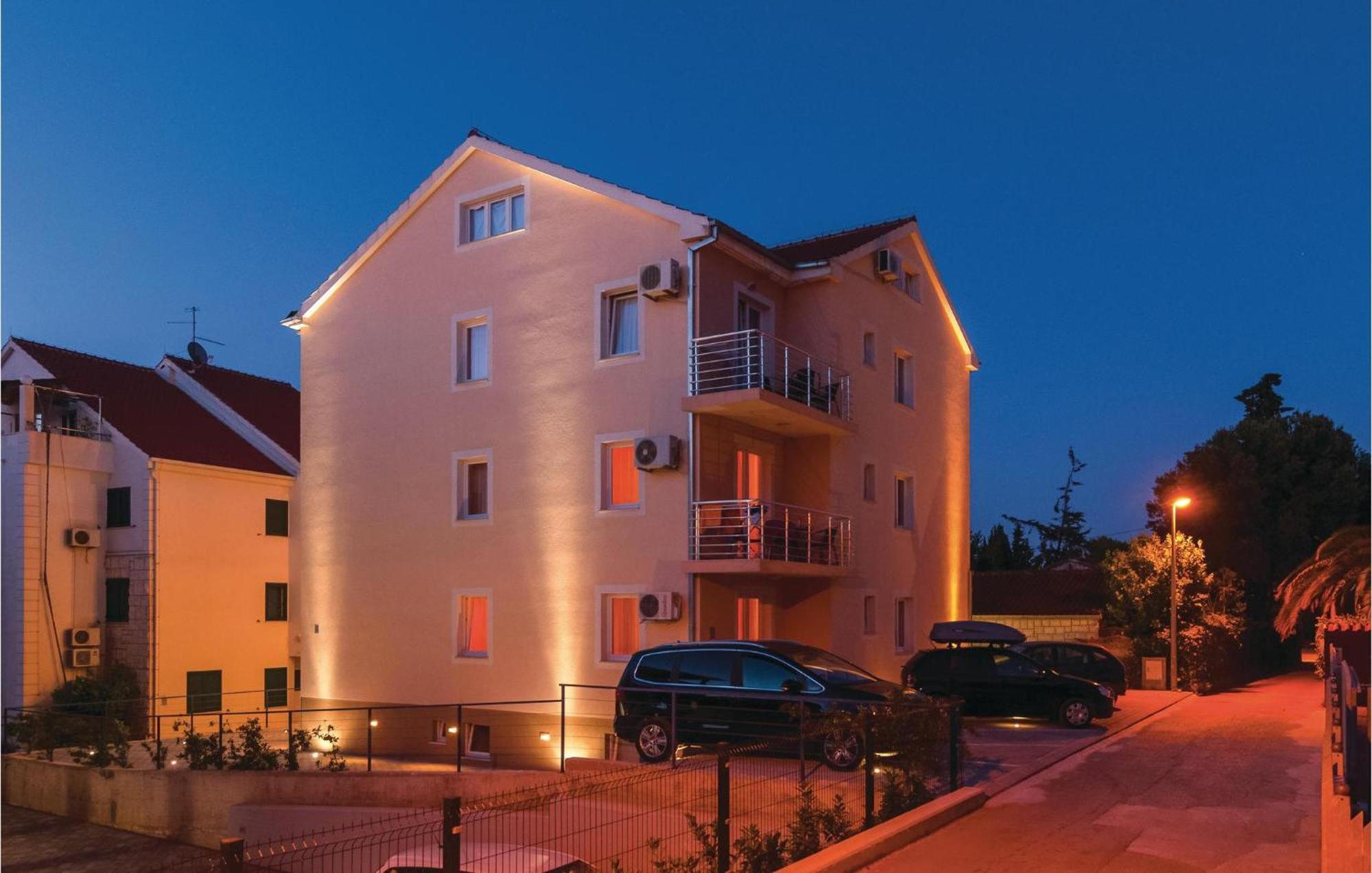 Cozy Apartment In Supetar With Kitchen Bagian luar foto